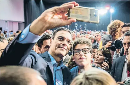  ?? LLIBERT TEIXIDÓ ?? El candidat socialista fotografia­nt-se amb un jove simpatitza­nt durant l’acte celebrat ahir a Viladecans