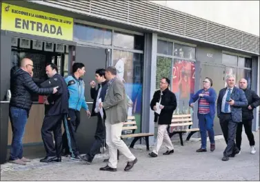  ??  ?? ELECCIONES. Colas, ayer, a la entrada de la Federación Española para ejercer el derecho al voto.