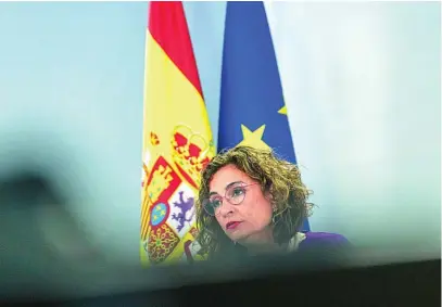  ?? LUIS DÍAZ ?? La ministra de Hacienda y portavoz del Gobierno, María Jesús Montero, ayer, tras el Consejo de Ministros