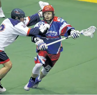  ?? CLIFFORD SKARSTEDT/EXAMINER ?? Peterborou­gh Century 21 Lakers' Turner Evans eludes a high stick from Oakville Rock's Jason Noble during first period Major Series Lacrosse action on Thursday at the Memorial Centre in Peterborou­gh. The Lakers won 11-4.