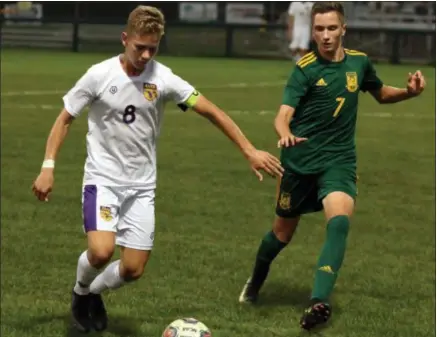  ?? BY RANDY MEYERS — THE MORNING JOURNAL ?? Ethan London of Amherst and Drew Whited of Avon run to the ball near the sideline during the first half on Oct. 3.