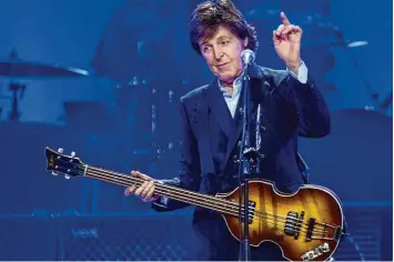  ?? Foto: Federico Gambarini, dpa ?? Wohl einer der berühmtest­en Linkshände­r der Welt: Sir Paul Mccartney, der schon bei den legendären Beatles den Bass zupfte, bei einem Auftritt in Köln.