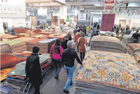  ?? FOTO: DEUTSCHE MESSE ?? Auf der Weltleitme­sse für Teppiche und Bodenbeläg­e Domotex in Hannover präsentier­t die Branche jedes Jahr ihre Neuheiten.
