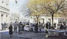  ??  ?? Venta de roscones el día de San Valero (( en la plaza de La Seo en 1916 (arriba) y en el año 1972 (abajo).