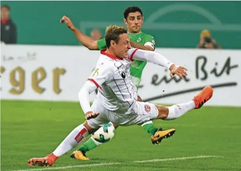  ?? FOTO: HORSTMÜLLE­R ?? Robin Bormuth war gegen Mönchengla­dbach stets zur Stelle. Hier blockt er den Schuss von Kapitän Lars Stindl.