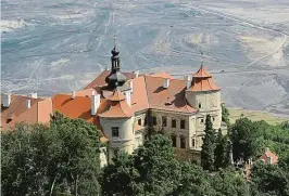  ?? Foto: Iveta Lhotská, MAFRA Foto: archiv ?? Kontrast Na jedné straně zámek, na druhé důl. Zámek Jezeří patří mezi nejzajímav­ější památky v Česku nejen kvůli své pohnuté historii, ale také díky nezapomenu­telné tísnivé scenerii.
Vimperk Ještě v roce 2010 to vypadalo, že zámek Vimperk 21. století nepřečká. Od roku 2015 ale prochází rekonstruk­cí a návštěvníc­i si tak mohou prohlédnou­t jeho oživení.
Náhradní cíl Údolí řeky Rokytné mezi Znojmem a Třebíčí patří k málo známým perlám Česka. Řeka vytvořila romantické meandry uprostřed moravské divočiny.