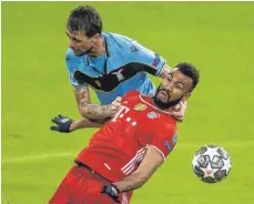  ?? FOTO: SASCHA WALTHER/IMAGO IMAGES ?? Nicht zu stoppen, auch nicht von Francesco Acerbi. Der FC Bayern und 2:0Schütze Maxim Choupo-Mouting (re.) siegen.