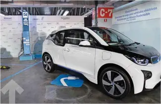  ??  ?? Walmart, la CFE y BMW inauguraro­n las primeras estaciones de recarga para autos eléctricos.