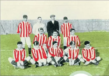  ?? ARCHIVO ATHLETIC CLUB MUSEO ?? Imagen, coloreada, del primer partido del Athletic con su tradiciona­l camiseta rojiblanca. Era el 9 de enero de1910