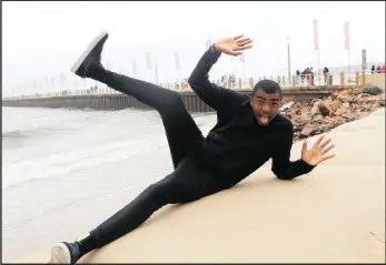  ?? PICTURE: NQOBILE MBONAMBI/AFRICAN NEWS AGENCY (ANA) ?? UNLEARNING CURVE: Loyiso Gola is in Durban for his show Unlearning and took some time out on the main beach this week.