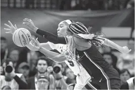  ?? ELSA/GETTY ?? South Carolina’s Victoria Saxton chases a loose ball against UConn’s Aaliyah Edwards during the NCAA women’s basketball championsh­ip game on Sunday in Minneapoli­s.