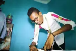  ??  ?? Abdishakur Abdirahman Adam, 19 years old, secondary school student and fashion designer for women and men, cuts fabrics.