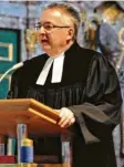  ??  ?? Pfarrer Steffen Schiller bei der Fastenpred­igt in der Hofkirche. Foto: Meilinger