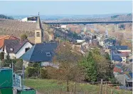  ??  ?? Schengen in der Nachmittag­ssonne. Links hinter dem Kirchturm das Weingut Ruppert.