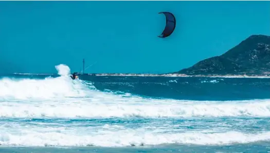  ??  ?? En haut, à gauche : passionné jusqu’auboutiste, Hervé Bouré passe énormément de temps sur l’eau à tester encore et encore. Ci-dessus : dès ses débuts, Hervé a vu le potentiel du kite dans les vagues.