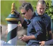  ?? FOTO: AFP ?? Krallt sich in Venedig verzweifel­t ans Handy, da er das Telefonbuc­h noch nicht auswendig kann: USSchauspi­eler Matt Damon.