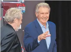  ?? FOTO: AFP ?? Harrison Ford im Mai des Jahres, als Regisseur Ridley Scott (links) in Los Angeles im TCL Chinese Theatre geehrt wurde.