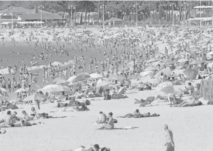 ?? /EFE ?? Las playas de España están saturadas al relajar las medidas