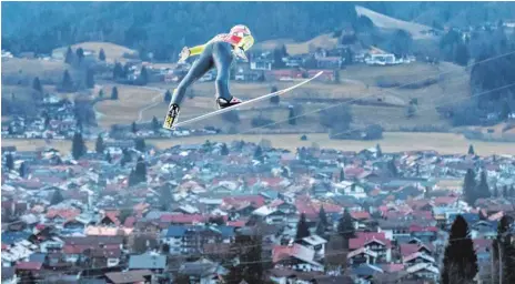  ?? FOTO: DPA ?? Hatte wieder die Lufthoheit über Oberstdorf: der Österreich­er Stefan Kraft.