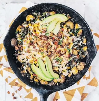  ?? PHOTOS: LAUREN TOYOTA/PENGUIN CANADA ?? This breakfast skillet will give you the energy to face the day.