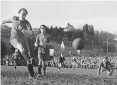  ?? FOTO: PRIVAT ?? In den 60er- Jahren spielte der FV Ravensburg in der Schwarzwal­d- Bodensee- Liga – teils vor vielen Zuschauern.