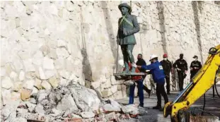  ?? Jesus Blasco de Avellaneda/reuters ?? A última estátua do ditador Francisco Franco (1892-1975) em território espanhol foi removida nesta terça-feira (23) em Melilla. O monumento foi erguido em 1978, três anos após a morte do ditador