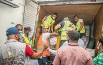  ?? JUAN MIGUEL PEÑA ?? Personal de la Junta Central Electoral traslada las boletas que se usarán en las elecciones.