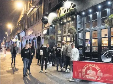  ??  ?? SETTING A LOW BAR
Pub-goers in Glasgow’s Sauchiehal­l Street ignored warnings on Friday before ban took hold