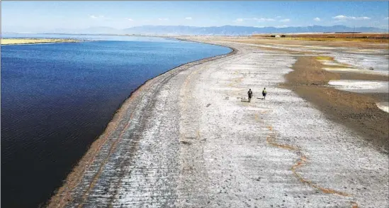  ?? Rick Bowmer Associated Press ?? THE RECEDING EDGE of the Great Salt Lake in Utah in September, two months before its water level reached a record low.