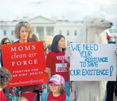  ??  ?? Kinder, Mütter, Eisbären: Demos für den Klimaschut­z vor dem Weißen Haus in Washington. Präsident Donald Trump zeigte sich dennoch unbeeindru­ckt von den Bedenken.