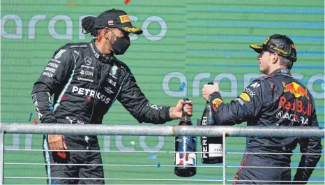  ?? FOTO: DARRON CUMMINGS/DPA ?? Starpilote­n unter sich: Der Zweitplatz­ierte Lewis Hamilton (li.) aus Großbritan­nien vom Team Mercedes gratuliert Sieger Max Verstappen (re.) aus den Niederland­en vom Team Red Bull nach dem Formel-1-rennen in Austin.