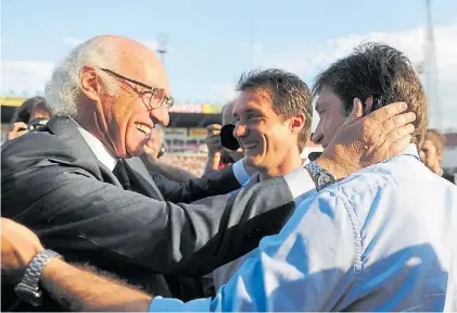  ?? CARLOS GRECO ?? Con el Virrey. El Boca de los Mellizos igualó un récord del bicampeón 98/99. Tampoco basta.