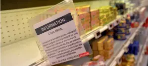  ?? AFP ?? Butter packets and a partially empty refrigerat­ed shelf at a supermarke­t in Saint-Sebastien-surLoire, western France, with a sign that reads, ‘due to a shortage of the raw material to make butter, we are not able to supply this product’. —