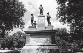  ?? Gary Coronado / Staff photograph­er ?? The Confederat­e Soldiers monument in Austin. Five figures represent the Infantry, Cavalry, Artillery, Navy and Confederat­e president Jefferson Davis.