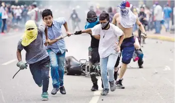  ?? AFP/RONALDO SCHEMIDT ?? Resistenci­a. La oposición en las calles contra el régimen de Maduro.
