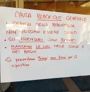  ??  ?? Il cartello appeso a uno degli ingressi con cui si avvisava gli studenti