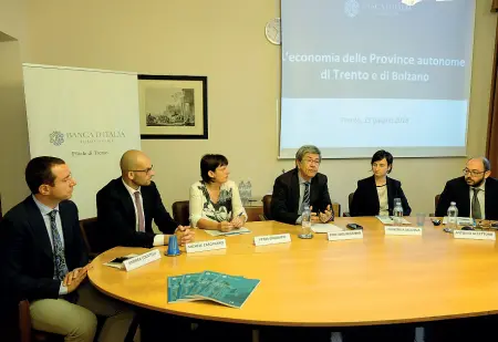  ?? (Rensi) ?? Filiale di Trento La presentazi­one del rapporto con Locatelli, Cascarano, Degasperi, il direttore Ruggiero, Modena e Accetturo