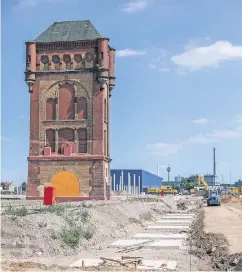  ?? RP-FOTO: HANS-JÜRGEN BAUER ?? Der denkmalges­chützte Wasserturm an der Wiesenstra­ße bleibt zwar erhalten, doch rückt die künftige Bebauung dicht an ihn heran.