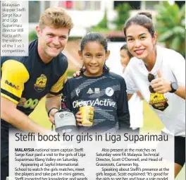  ?? ?? Malaysian skipper Steffi Sarge Kaur and Liga Suparimau director Will Kucia with the winner of the 1 vs 1 competitio­n.