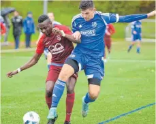  ?? SZ-FOTO: CHM ?? Die TSG Ehingen (Narciso Filho, links) gab durch den Sieg in Eschach (rechts Tim Kibler) die rote Laterne in der Landesliga ab.