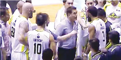  ??  ?? GlobalPort coach Franz Pumaren, left, and star player Stanley Pringle jaw at each other late in the second quarter of their game with Barangay Ginebra San Miguel Sunday at the Smart Araneta Coliseum. (Youtube screen grab from TV5)