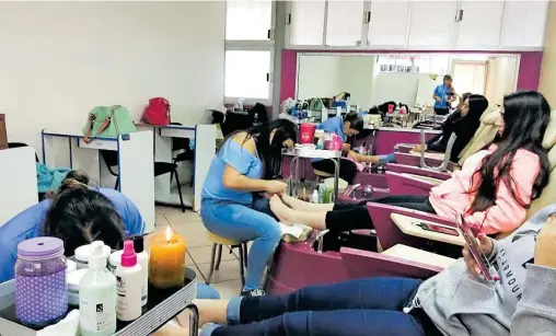  ?? CUBERO ?? Profesiona­lismo experienci­a y constantes actualizac­iones han hecho que las alumnas de la maestra Arelys sean fieles seguidoras de los cursos de belleza/KATZ