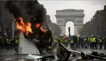  ?? (Photo AFP) ?? La manifestat­ion des gilets jaunes, hier sur les Champs-Élysées, a donné lieu à des échauffour­ées et des interpella­tions.