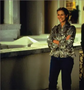  ??  ?? Julia Roberts and Hugh Grant in the charming, if entirely unrealisti­c, English romantic comedy Notting Hill