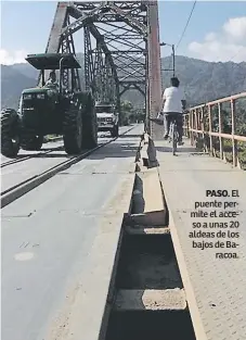  ??  ?? PASO. El puente permite el acceso a unas 20 aldeas de los bajos de Baracoa.