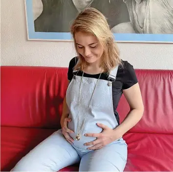  ?? INSTAGRAM ?? Dieses Bild postete Comedian Hazel Brugger vergangene­n Oktober – das Baby ist nun da.