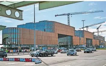 ?? FOTOS: LUXAIRPORT/PIZZOLANTE ?? Links das Modell, rechts die Umsetzung. Das Skypark Business Center am Luxemburge­r Flughafen Findel ist fast fertig.