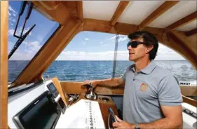  ??  ?? Le skipper est obligatoir­e dans de nombreux cas et c’est aussi une solide garantie en matière de navigation car le Bassin est plein de pièges.
