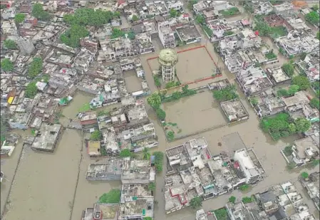  ??  ?? ▪ IT’S A WATER WORLD: An aerial view of the Patel Nagar stretch near Faizabad road in Lucknow on Monday.