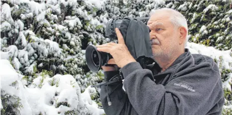  ?? FOTO: MICHAEL HOCHHEUSER ?? Nahaufnahm­e: Rolf K. Krause im Einsatz mitten in der spätwinter­lichen Natur.